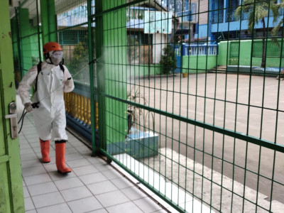 Disinfektan sekolah MIS Assyairiyah Attahiriyah
