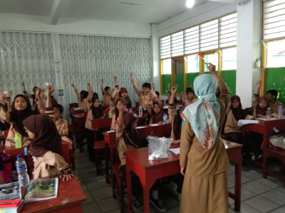 Pemberian Obat Cacing MIS Assyairiyah Attahiriyah